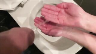 Извращенка жена отсосала член мужа и дала обоссать ее руки